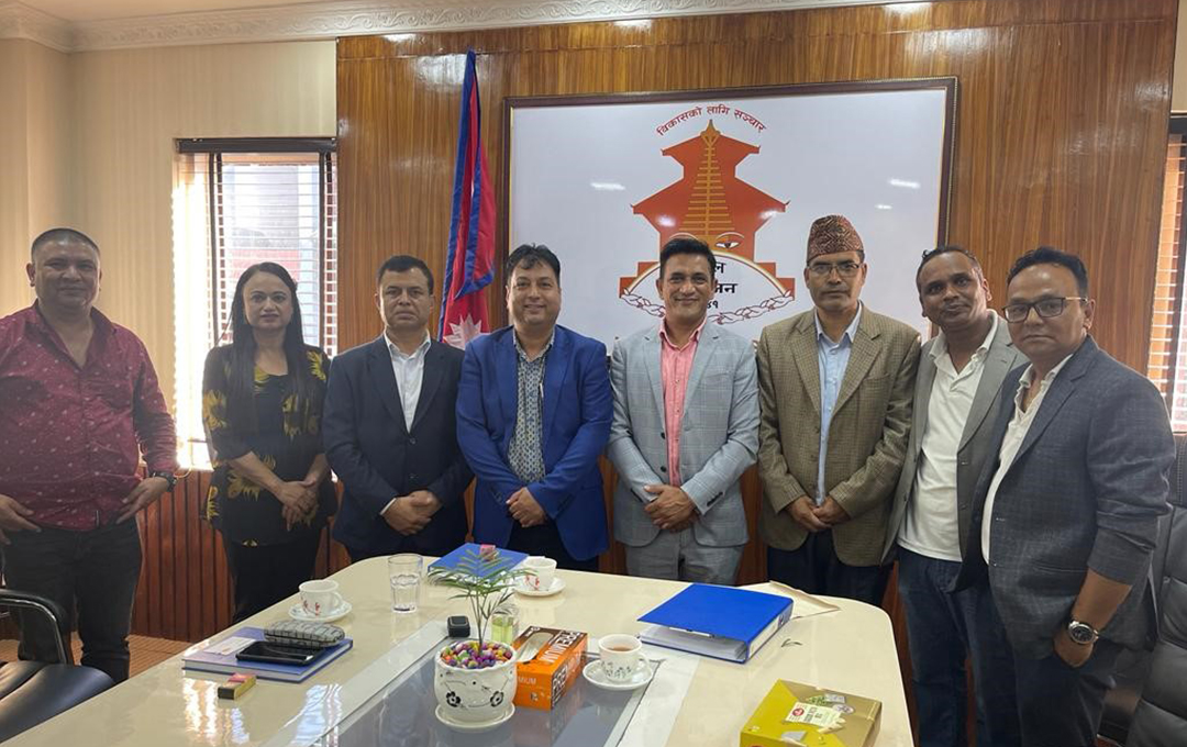 亞洲衛星中東及中南亞地區高級銷售總監Rajdeepsinh Gohil (右四) 與尼泊爾電視台（NTV）代表在 NTV 加德滿都的辦公室舉行合約簽署儀式